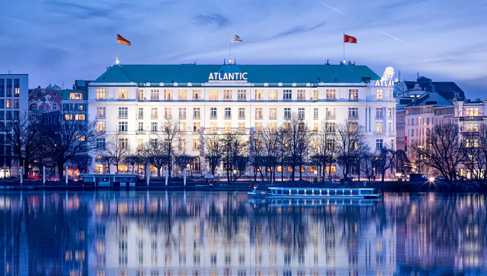 Hotelfront bei Nacht mit einem Fluss davor