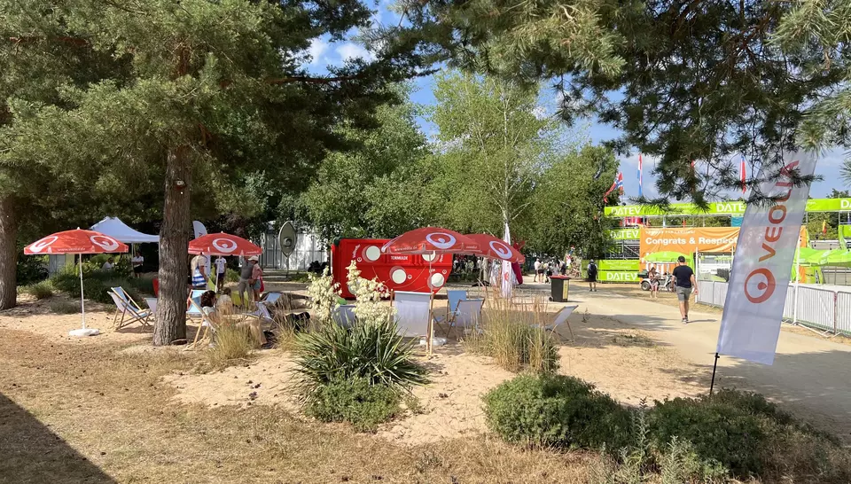 Ein Camp mit Veolia Liegestühlen und einer Torwand