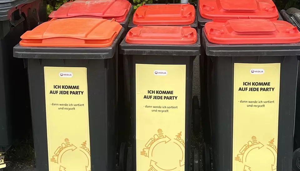 Sechs Umleerbehälter von Veolia