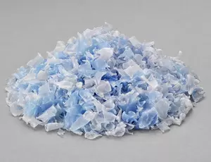Aufnahme eines kleinen sauberen Hellblauen PET Haufens
