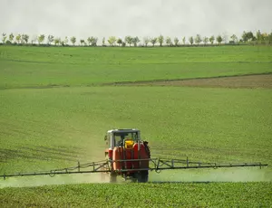Aufnahme von einem Traktor bei der Arbeit auf einem Feld