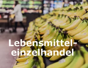 Aufnahme eines Stands mit Bananen die übereinander angeordnet sind und mit der Beschriftung Lebensmitteleinzelhandel