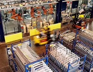 Aufnahme einer Industrieservice Halle von Innen mit Robotern und Gabelstaplern 