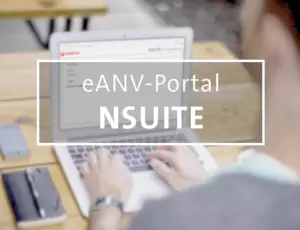 Abbildung eines Mannes der vor einem Laptop sitzt und als überschrift liest man eANV-Portal NSUITE