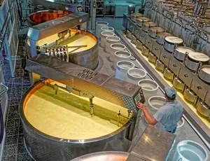 Aufnahme einer Fabrik von Innen wo große Kanister stehen wo Brot gelbe Flüssigkeit drinnen ist 