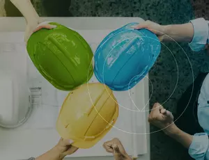 Der grüne Helm steht für Entsorgung, der blaue Helm für Wasser und der gelbe Helm für Energie. Diese drei Bereiche sind die Geschäftsfelder von Veolia. 