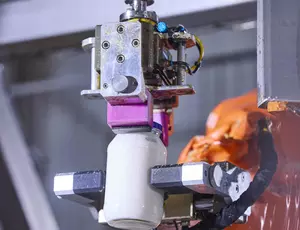 Speed Roboter schraubt den Deckel von einem Glas.