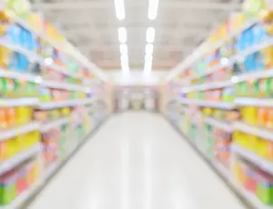 Ein unscharfes Bild eines Gangs im Supermarkt