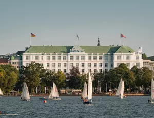 Bild von der Hotelfront mit einem Fluss und Segelbooten davor