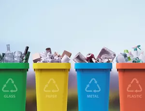 4 Tonnen in unterschiedlichen Farben für Glas, Papier, Metal, Plastik