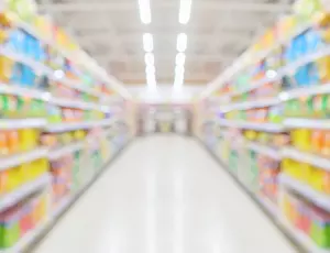 unscharfer Supermarktflur