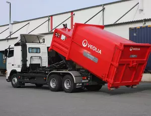 LKW der eine Presse ablädt