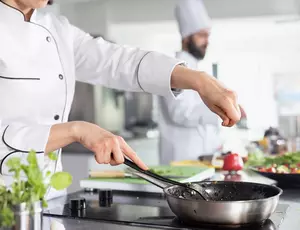 Zwei Köche am Herd eines Restaurants