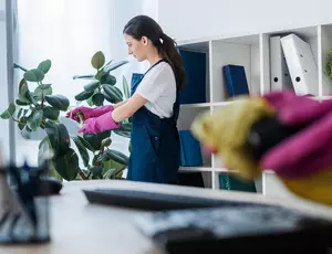 Zwei Personen putzen ein Büro