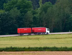 Ein Veolia LKW fährt durch eine grüne Landschaft