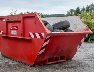 Absetzcontainer gefüllt mit Reifen