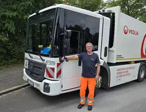 Alexander Schanz vor unserem E-LKW