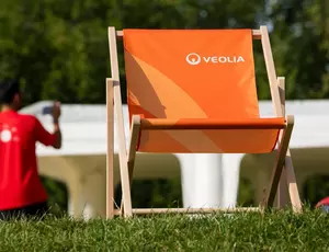 Liegestuhl auf dem Veolia steht