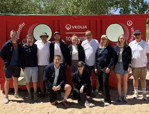 Unser Team beim Datev Challenge Roth vor einem unserer Container