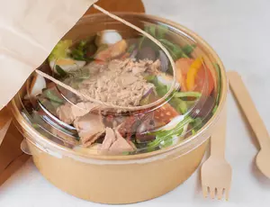 Eine Salat in einer to go Verpackung