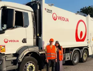 Kerstin Richter und Marko August vor einem Veolia Fahrzeug