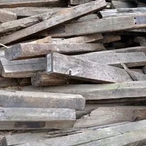 Veolia nimmt im Betrieb Zapfendorf Holzbalken an.