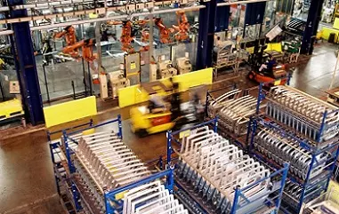 Aufnahme einer Industrieservice Halle von Innen mit Robotern und Gabelstaplern 