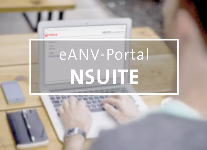 Abbildung eines Mannes der vor einem Laptop sitzt und als überschrift liest man eANV-Portal NSUITE