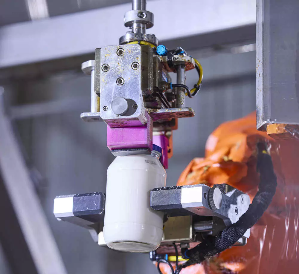 Speed Roboter schraubt den Deckel von einem Glas.