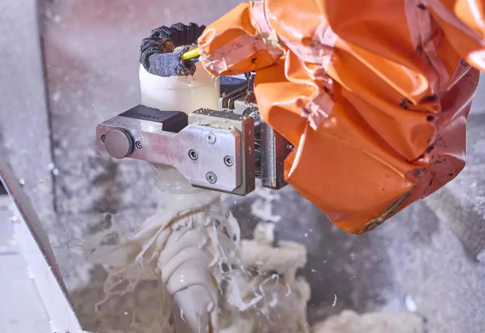 Je nach Konsistenz werden flüssige Inhalte wie z.B. Saucen oder Dressings im Glas per Luftdruck herausgeblasen.