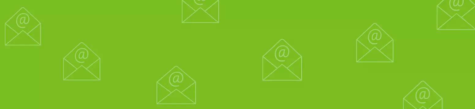 Grüner Hintergrund mit vielen kleinen Briefumschlägen