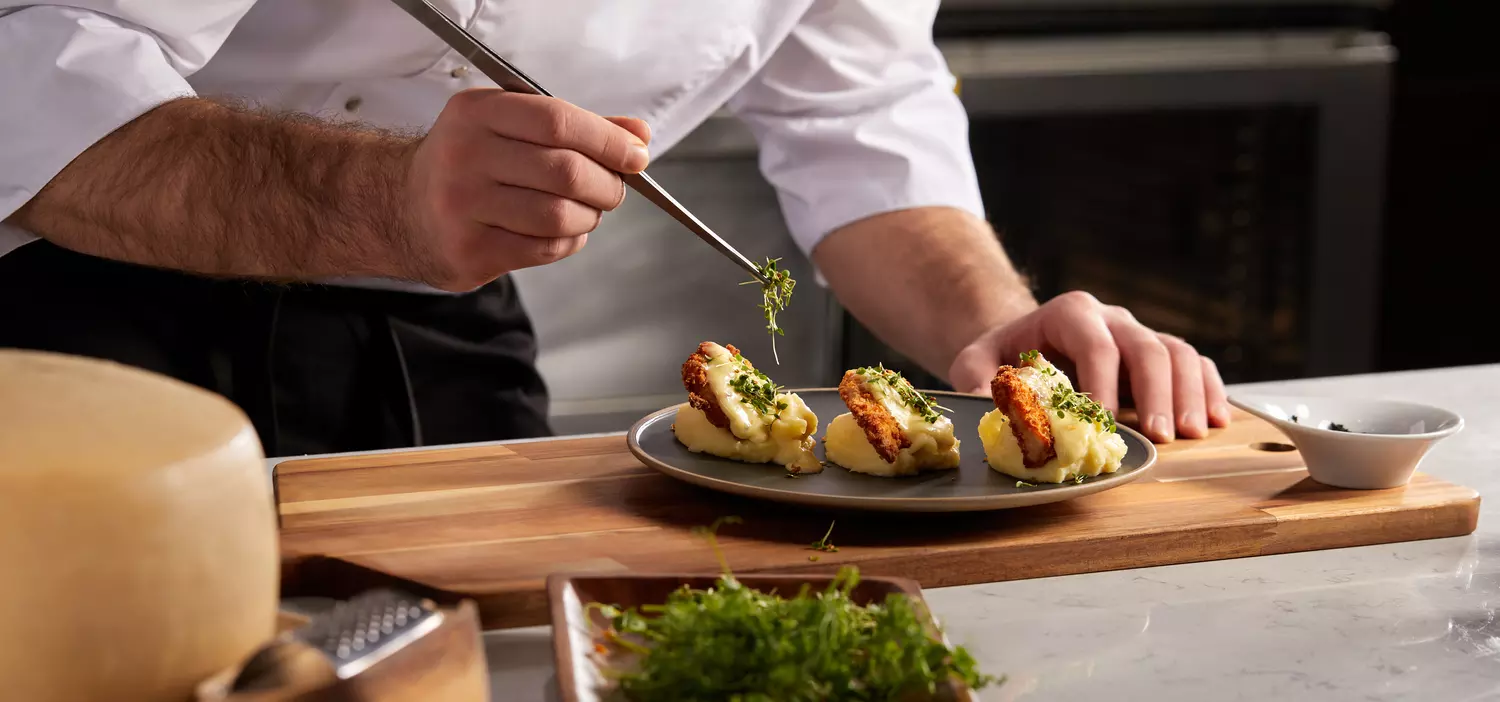 Ein Koch richtet einen Teller an
