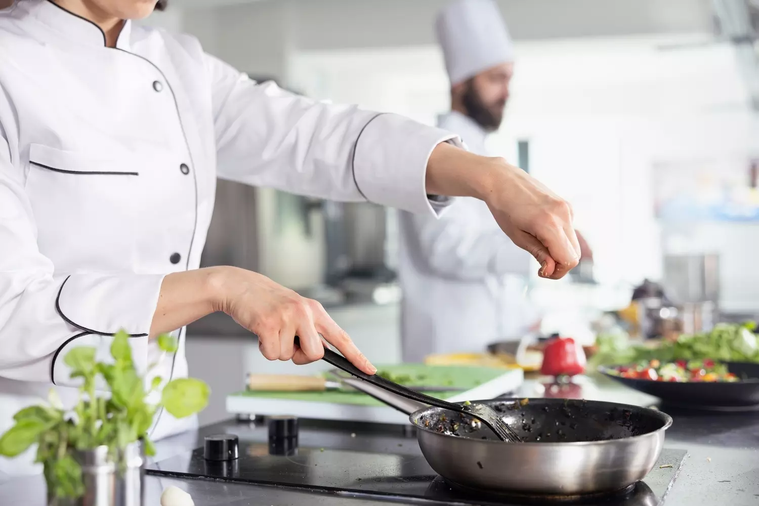 Zwei Köche am Herd eines Restaurants