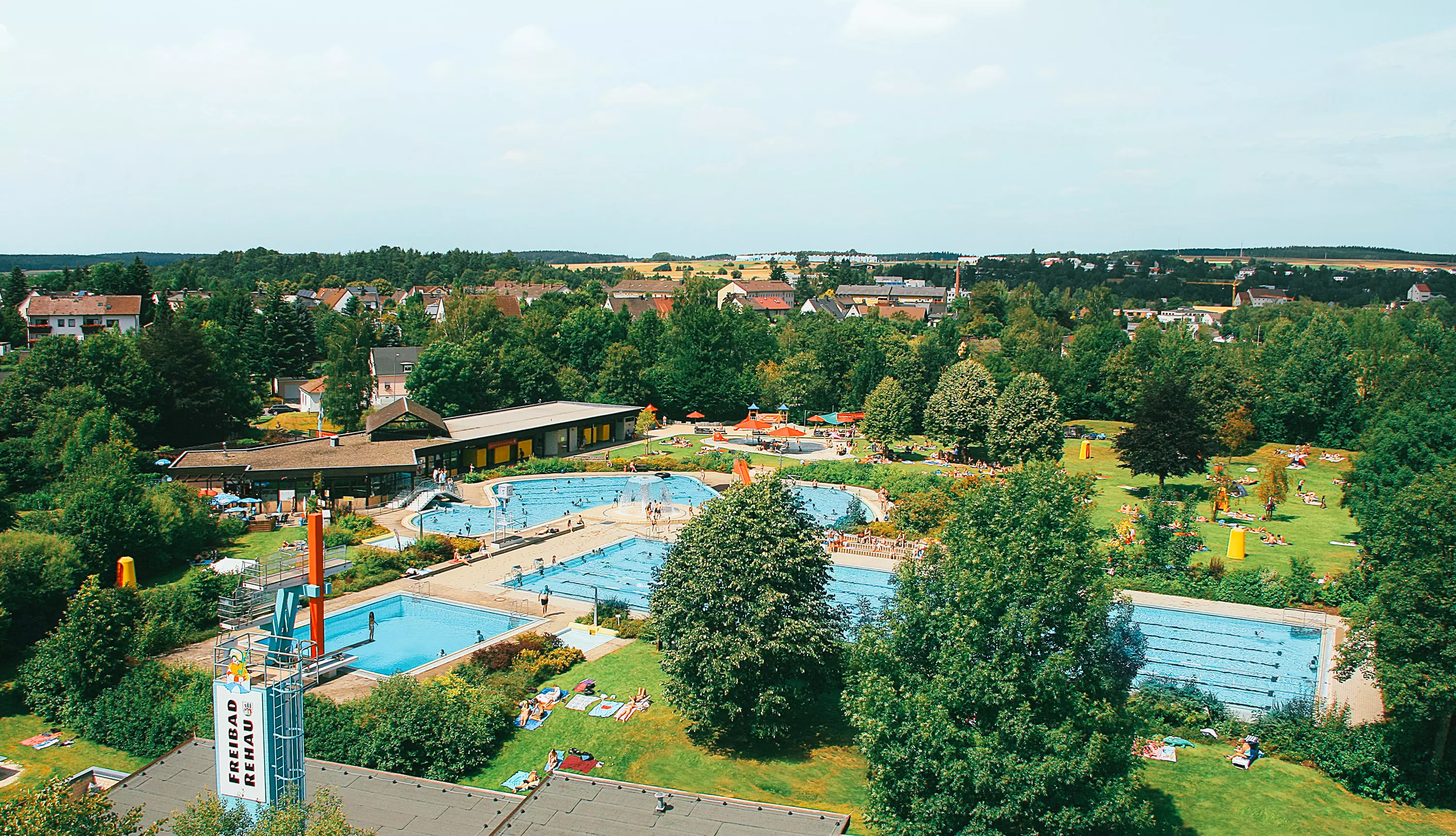 Veolia SOLUTIONS 2026 Rehau Bildblock ganze Breite 02, Luftaufnahme Schwimmbad