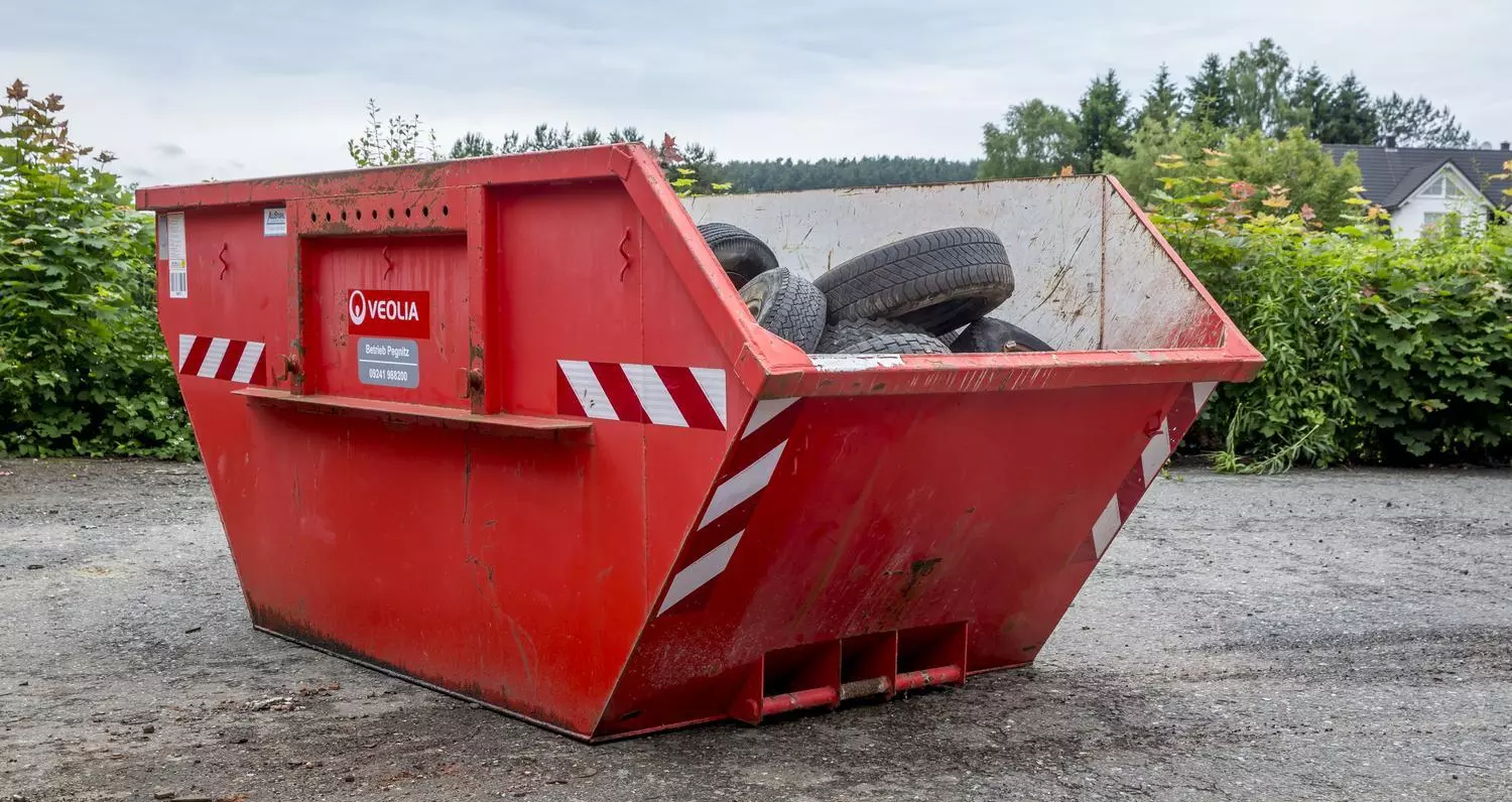 Absetzcontainer gefüllt mit Reifen