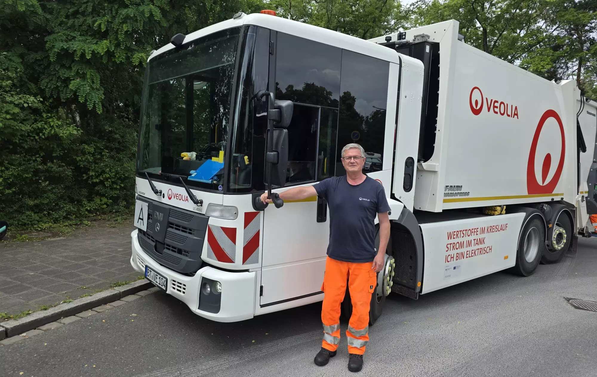 Alexander Schanz vor unserem E-LKW
