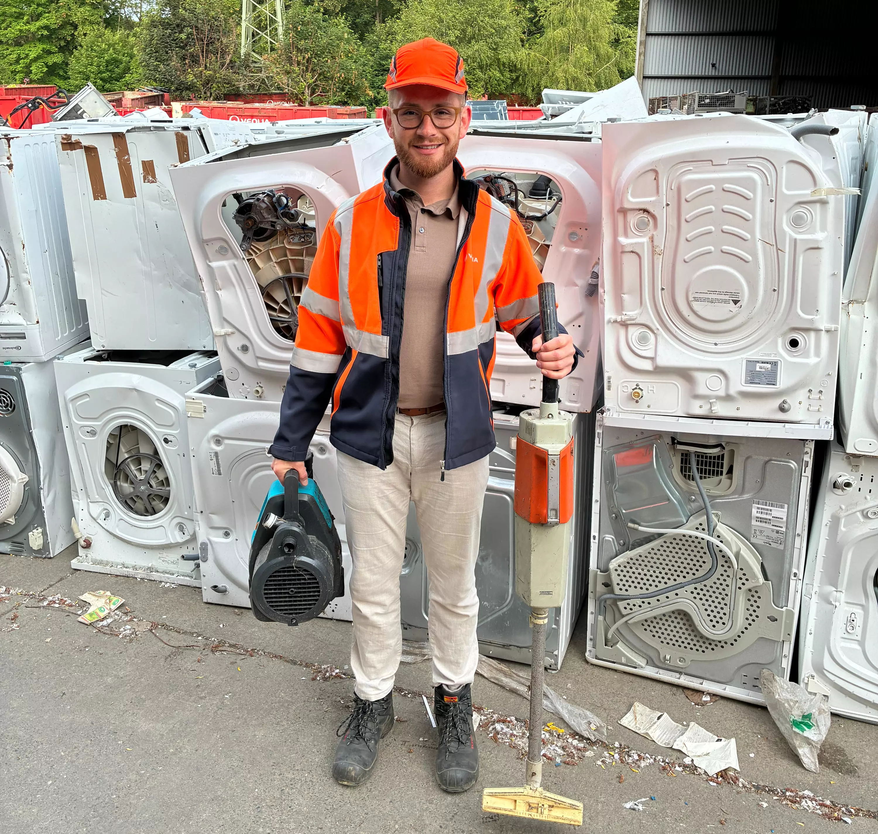 Daniel Marsand vor einem Haufen Elektroschrott