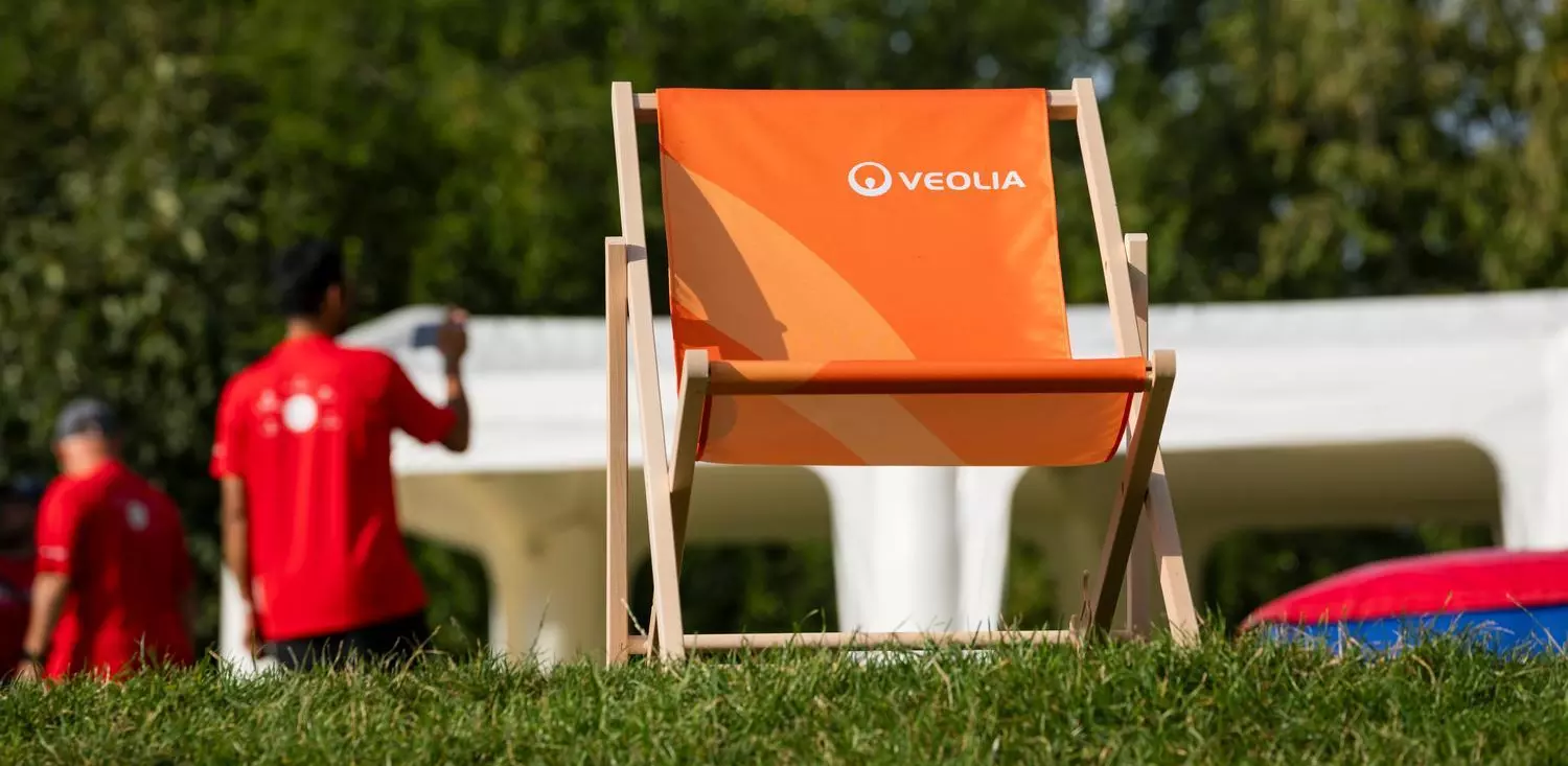 Liegestuhl auf dem Veolia steht