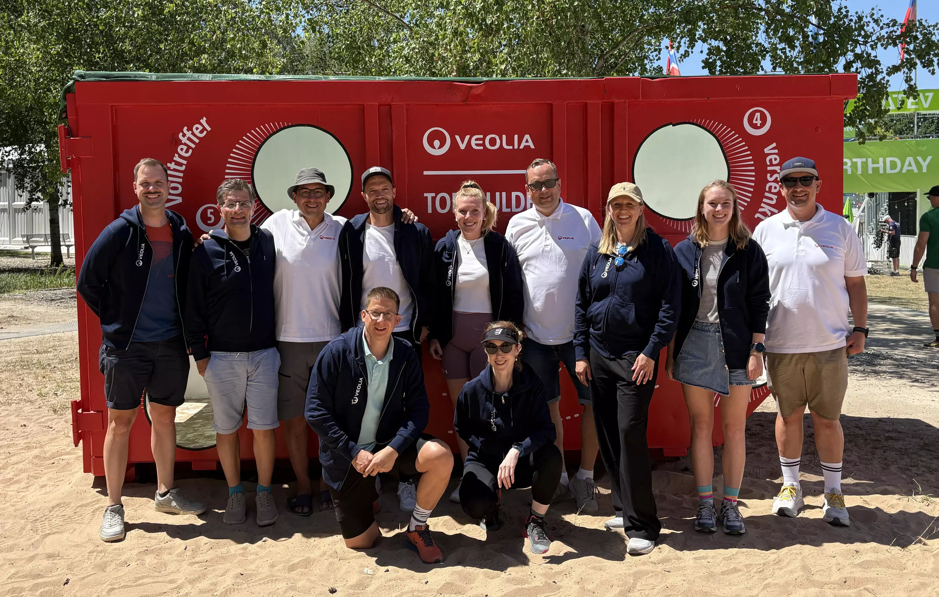 Unser Team beim Datev Challenge Roth vor einem unserer Container