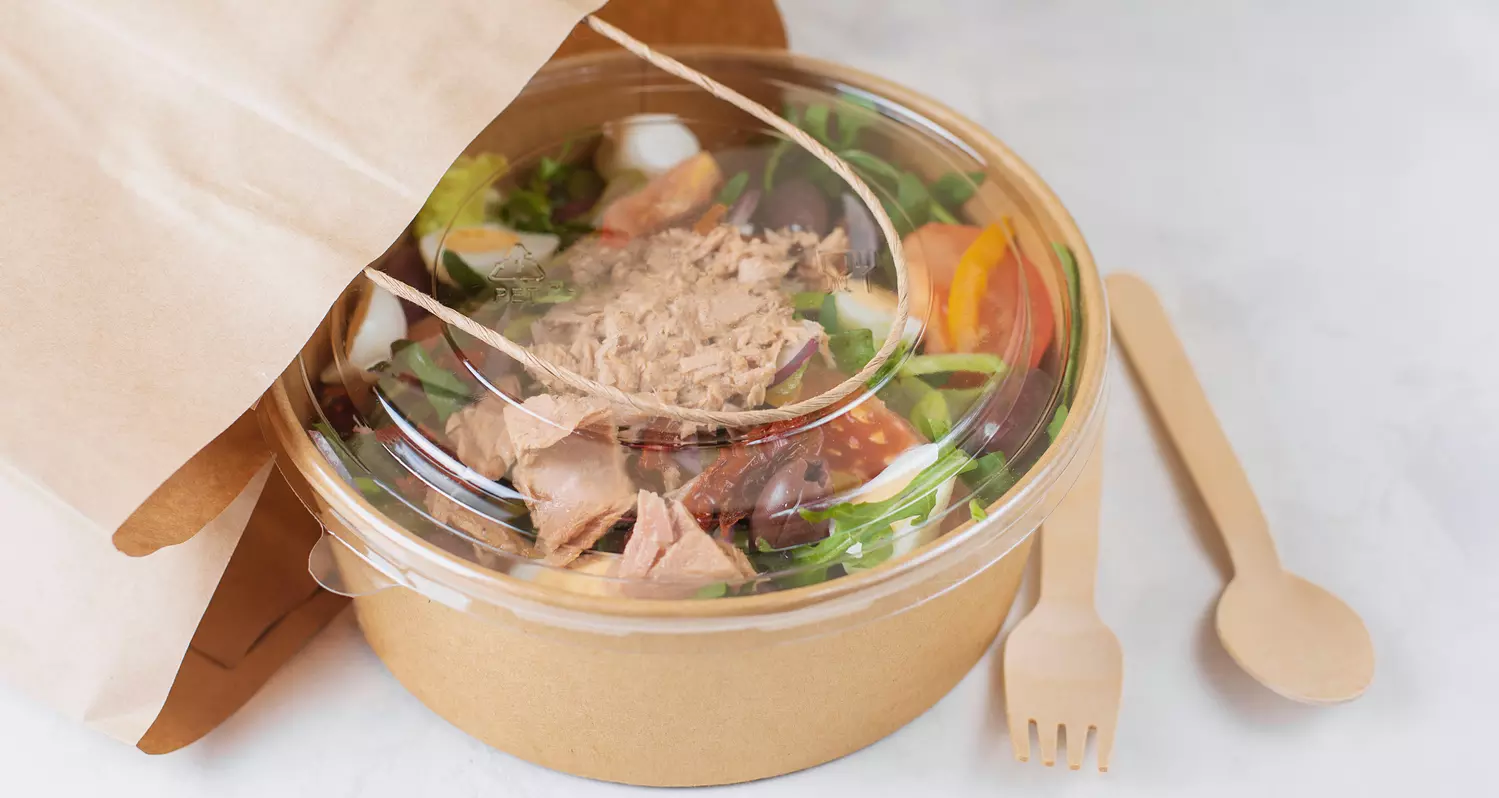 Eine Salat in einer to go Verpackung
