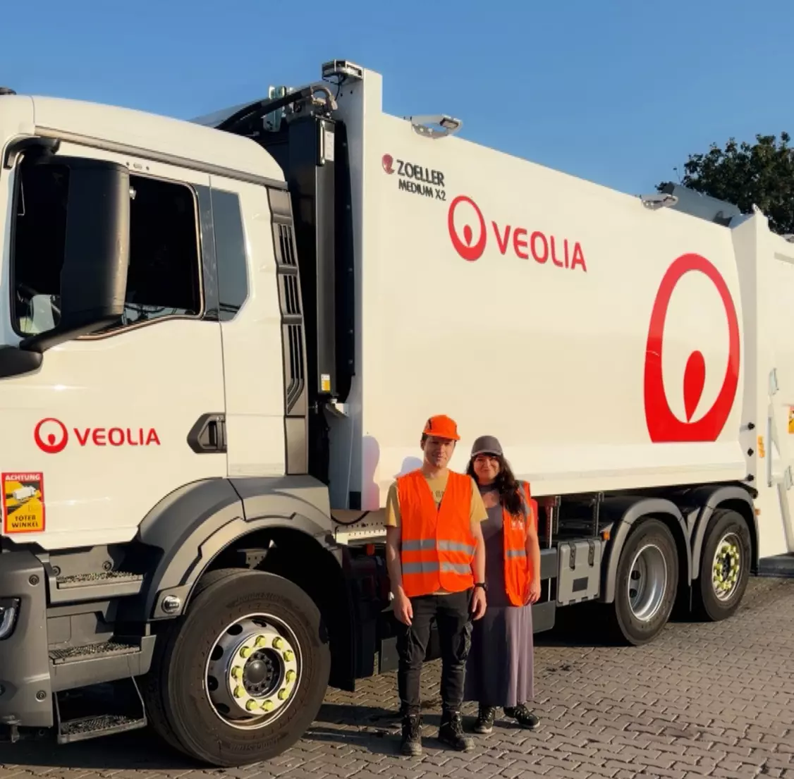 Kerstin Richter und Marko August vor einem Veolia Fahrzeug