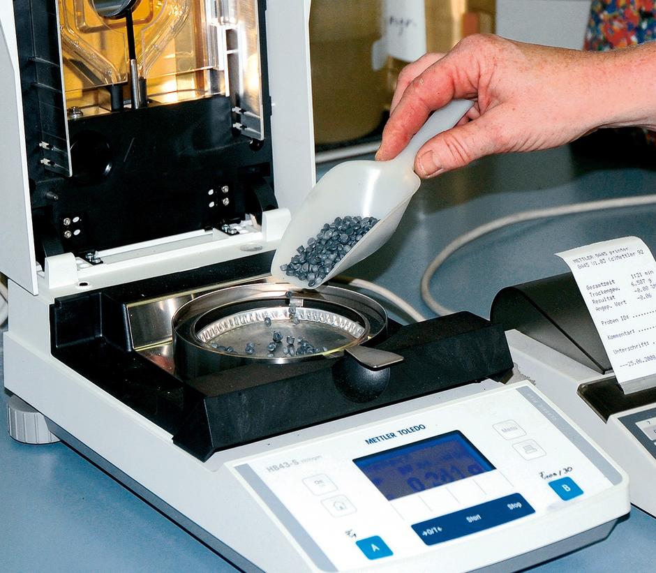 Granulat wird im Labor einer Qualitätskontrolle unterzogen.
