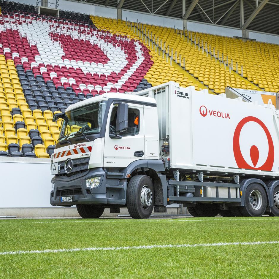 Ein Hecklader Sammelfahrzeug von Veolia im Stadion von Dynamo Dresden