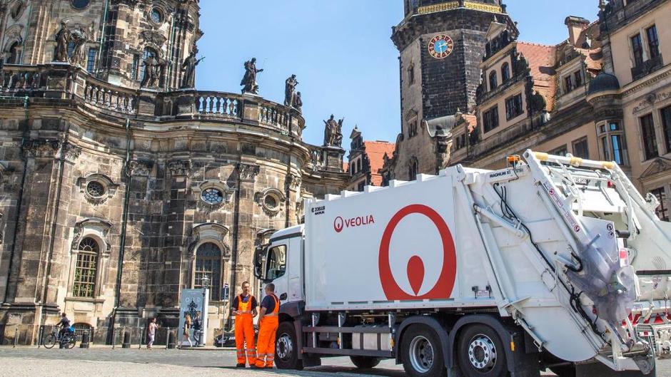 Ein Hecklader-Sammelfahrzeug von Veolia in der Altstadt von Dresden