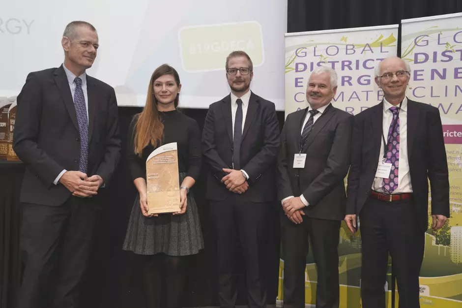 5 Personen halten einen Preis in die Kamera