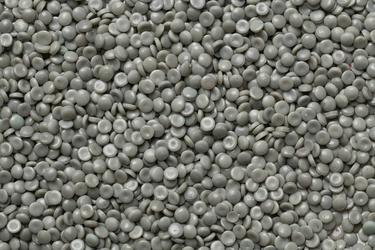 Linsenförmiges, hellgraues Regranulat aus recyceltem HDPE
