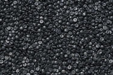 Linsenförmiges Regranulat aus recyceltem HDPE