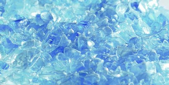 Recyclat: hellblaue PET-Flakes