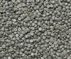 Linsenförmiges, hellgraues Regranulat aus recyceltem HDPE