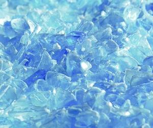 Recyclat: hellblaue PET-Flakes